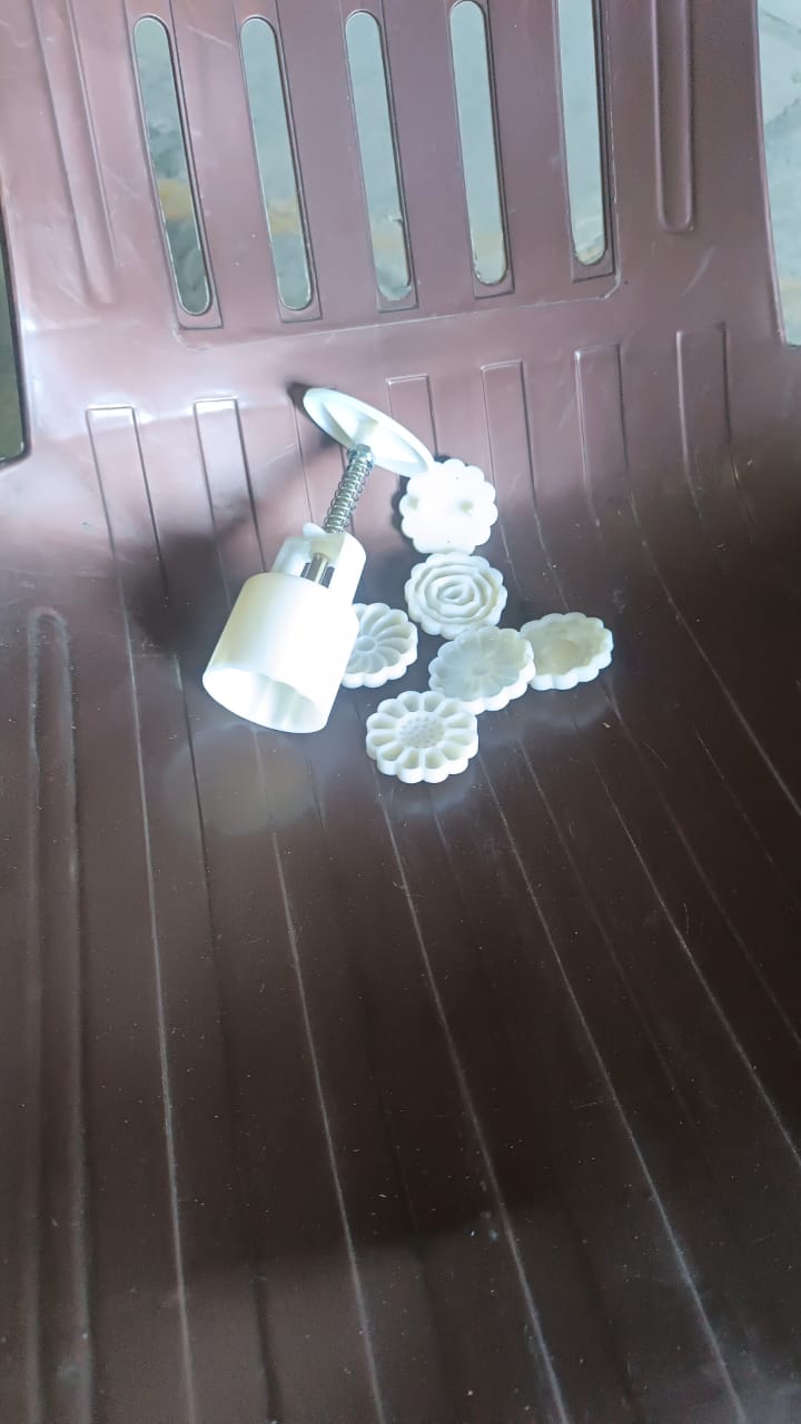 Mooncake Mold with 6 Stamps (1 Set) Mooncake Mold with 6 Stamps (1 Set)